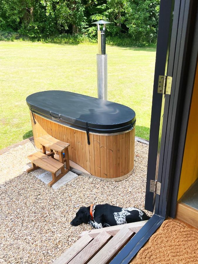 Old King William Shepherd Huts And Private Hot Tubs In North Norfolk Hunworth Exterior photo